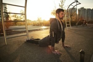 Uomo fa yoga in un'ambiente cittadino