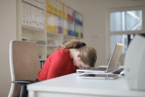 Donna che dorme in biblioteca