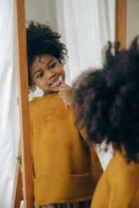 Bambino si lava i denti nella sua routine