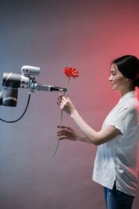 Donna porge fiore a robot