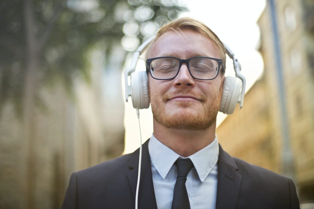 Un uomo si gode la qualità audio delle sue cuffie da audiofilo