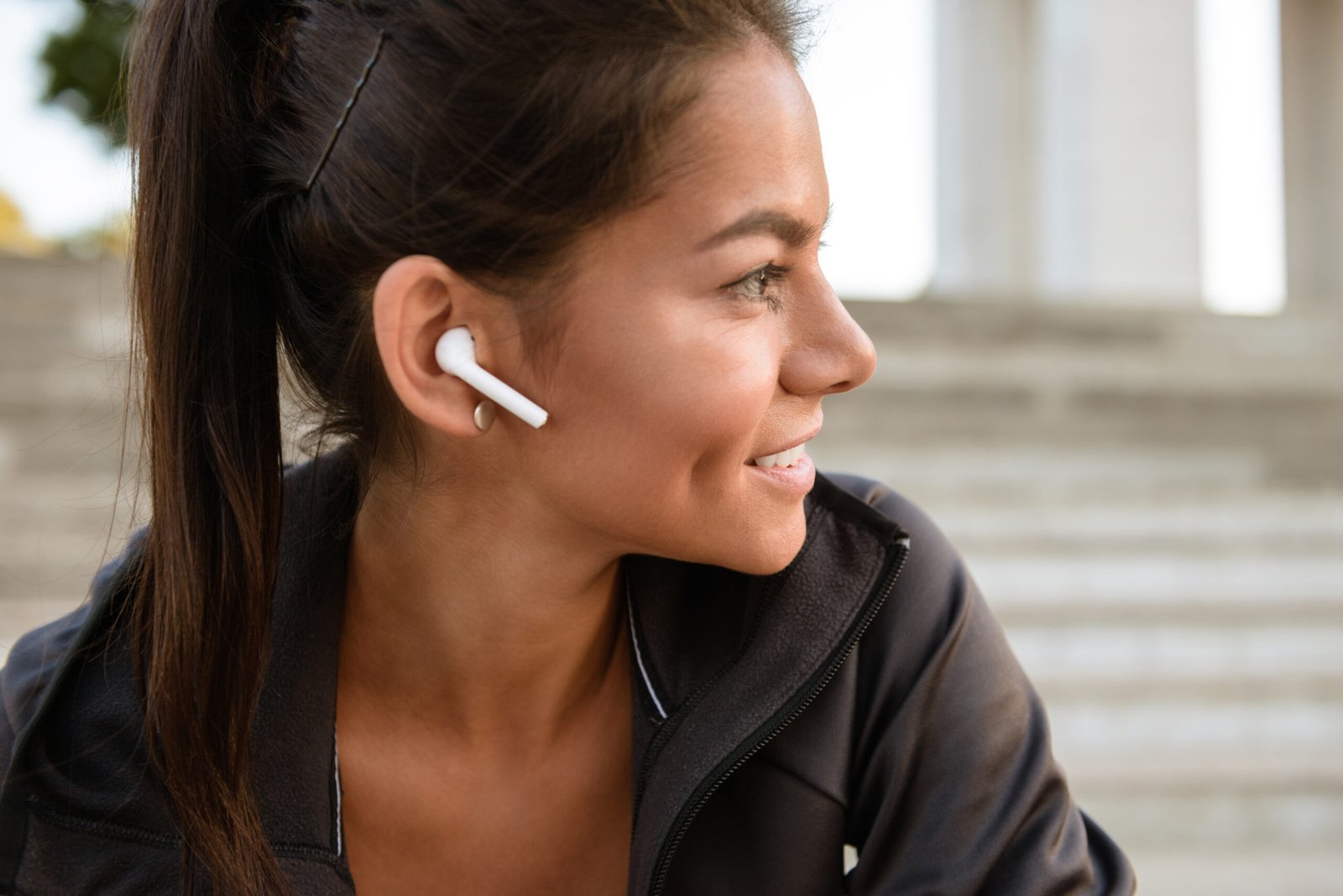 Donna indossa auricolari wireless in ear, ultimo modello 2024