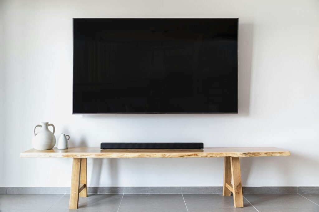 Recensioni migliori soundbar 2024, salotto con TV e soundbar dedicata.